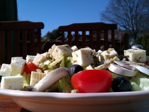 Ein lecker griechischer Salat auf der Terrasse