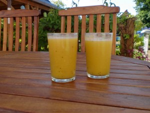 Mango-Banane-Apfel-Pfirsich-Mandarine-Kiwi-Multivitaminsaft-Smoothie
